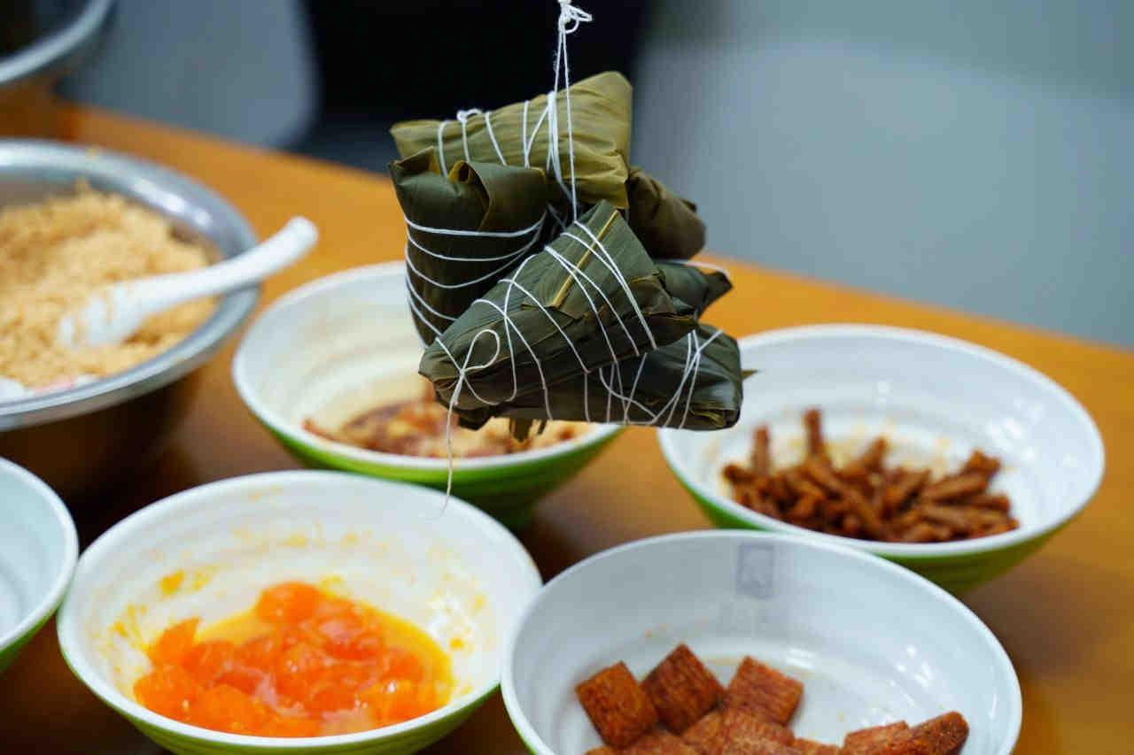 粽情端午 暖心相伴 | 公司发放端午节福利并组织DIY辣条粽运动_402cc永利集团