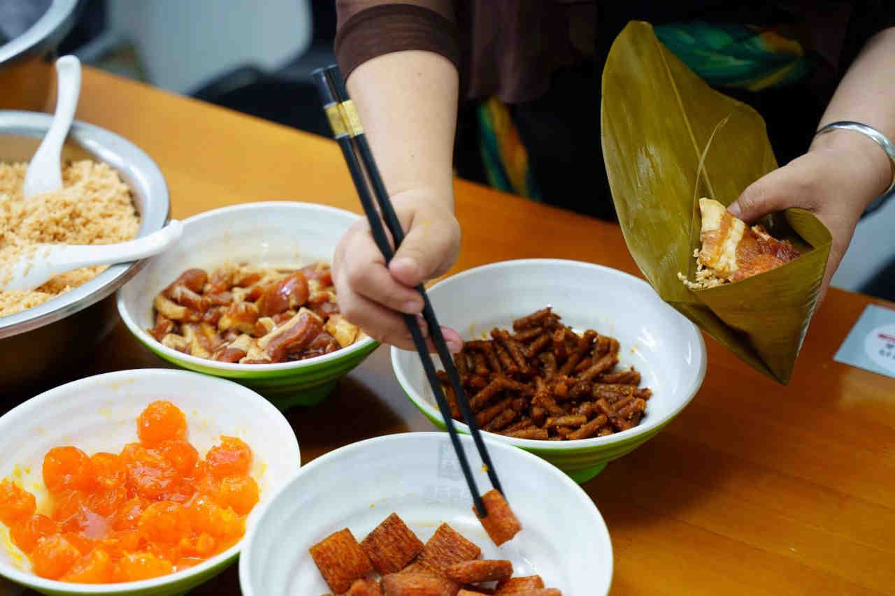 粽情端午 暖心相伴 | 公司发放端午节福利并组织DIY辣条粽运动_402cc永利集团
